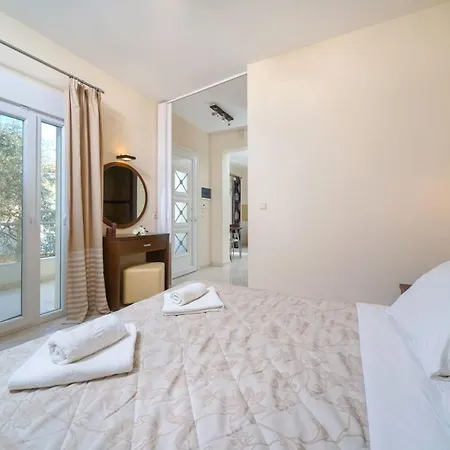 Ilias Aparthotel 3*